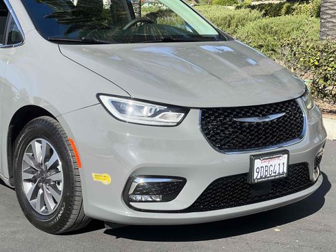 Used 2022 Chrysler Pacifica Touring-L image 62