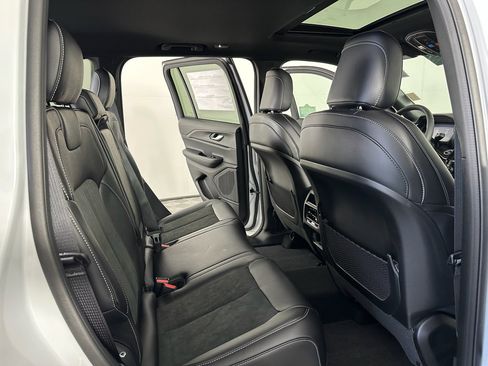 New 2025 Jeep Grand Cherokee Altitude image 12