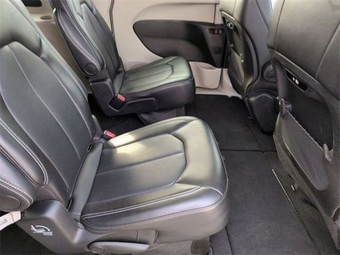 Certified 2024 Chrysler Pacifica Touring-L image 29
