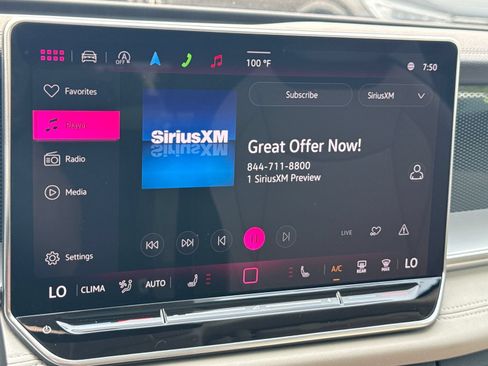 Used 2025 Volkswagen Tiguan SE w/ Panoramic Sunroof Package AWD/4WD image 19