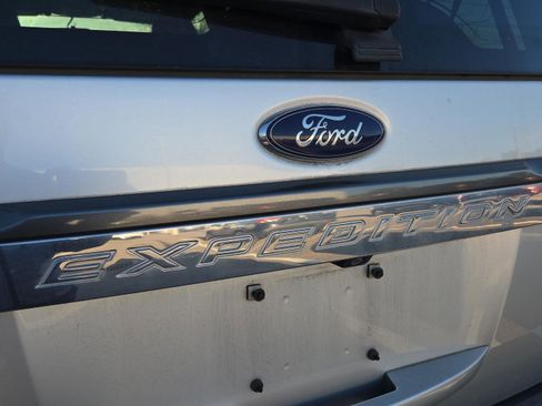 Used 2017 Ford Expedition XLT image 5