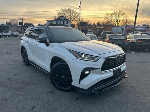 Used 2021 Toyota Highlander Platinum image 2
