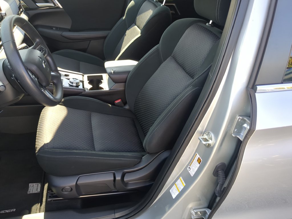 Used 2024 Mitsubishi Outlander ES FWD image 19