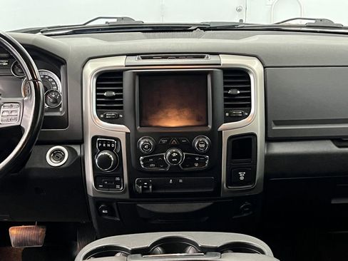 Used 2019 RAM 1500 Classic SLT w/ Luxury Group image 16