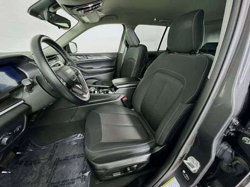 Certified 2022 Jeep Grand Cherokee Laredo w/ Luxury Tech Group I image 32