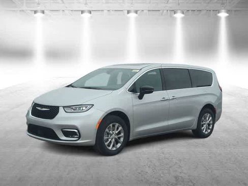 New 2026 Chrysler Pacifica Limited image 4