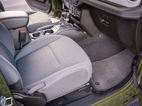 Used 2024 Jeep Wrangler Sahara image 28