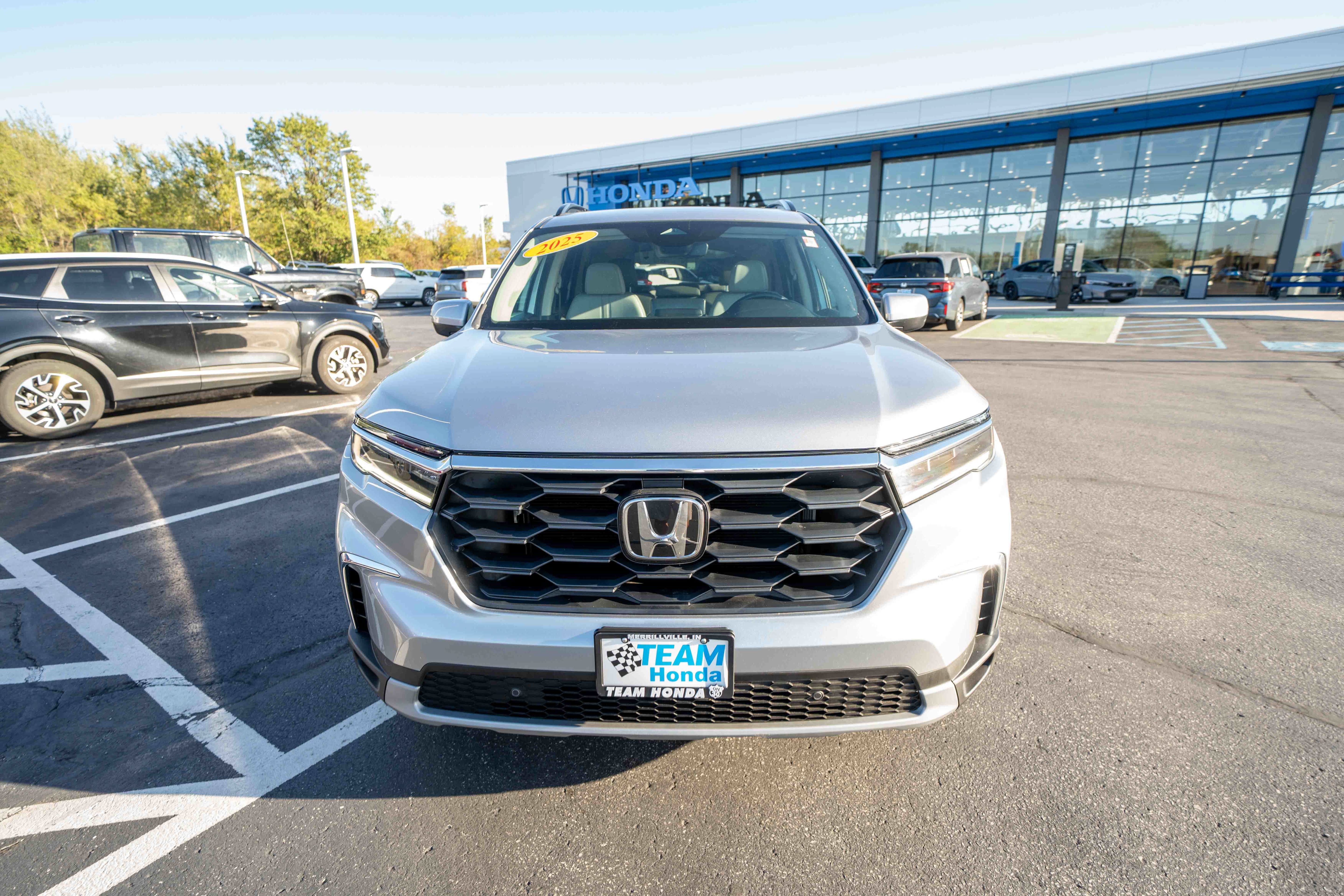 Used 2025 Honda Pilot EX-L image 2