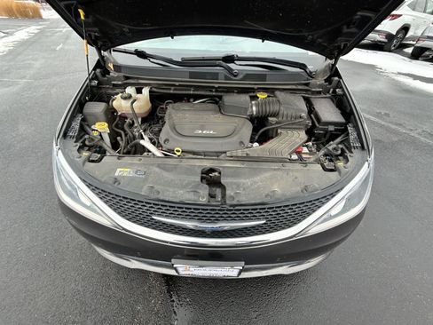 Used 2017 Chrysler Pacifica Limited image 29