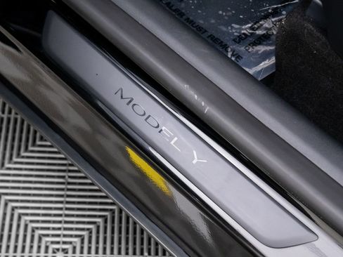 Used 2024 Tesla Model Y Long Range image 15