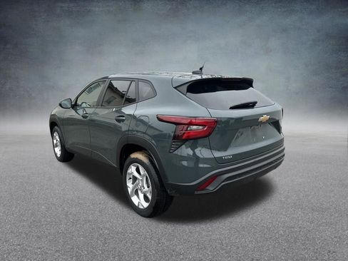 Used 2025 Chevrolet Trax LS w/ LS Convenience Package image 3