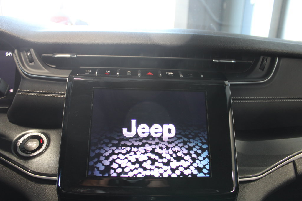 Used 2023 Jeep Grand Cherokee Laredo w/ Luxury Tech Group I AWD/4WD image 16