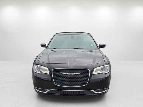 Used 2015 Chrysler 300 Limited image 2