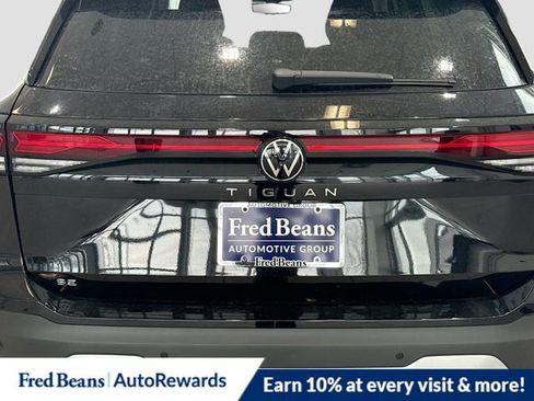New 2025 Volkswagen Tiguan SE FWD image 17