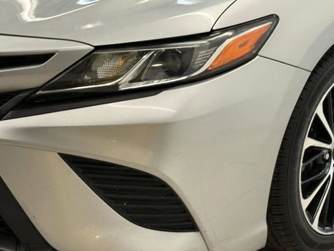 Used 2018 Toyota Camry SE image 4