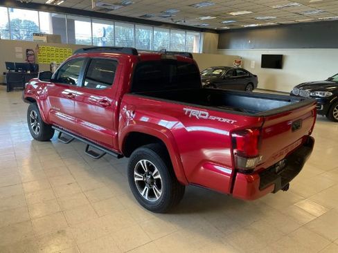 Used 2018 Toyota Tacoma TRD Sport RWD image 4