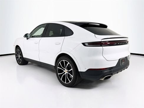 Certified 2024 Porsche Cayenne Coupe image 3