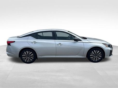 Used 2024 Nissan Altima 2.5 SV FWD image 12