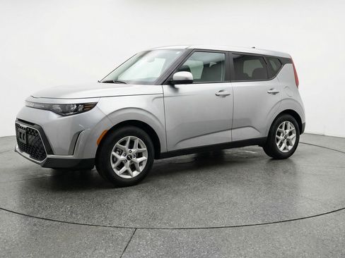 Used 2025 Kia Soul LX w/ LX Technology Package FWD image 3