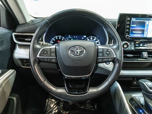 Used 2020 Toyota Highlander XLE AWD/4WD image 17