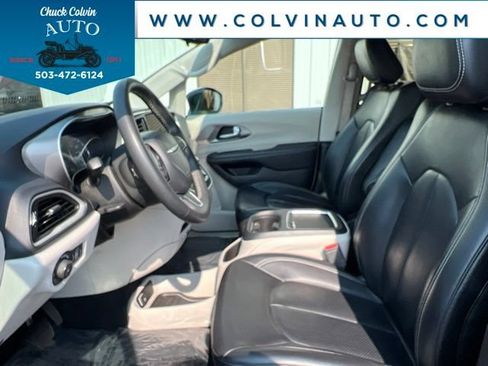 Used 2023 Chrysler Pacifica Touring-L FWD image 13
