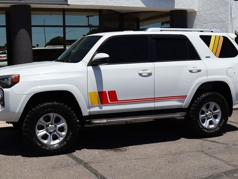 Used 2018 Toyota 4Runner SR5 AWD/4WD image 7