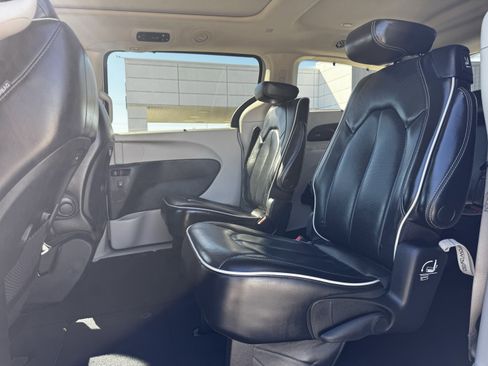 Used 2023 Chrysler Pacifica Limited image 32