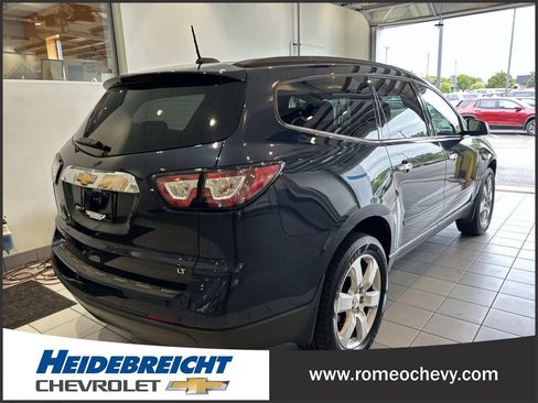 Used 2017 Chevrolet Traverse LT w/ Style and Technology Package FWD image 4