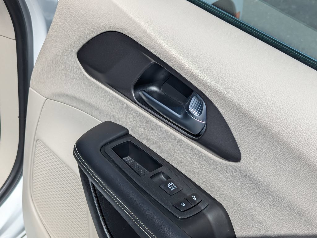 Used 2024 Chrysler Pacifica Touring-L FWD image 37