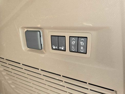 Used 2021 GMC Yukon Denali w/ Denali Premium Package image 27