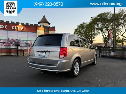 Used 2019 Dodge Grand Caravan SXT w/ Driver Convenience Group image 4