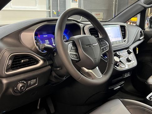 New 2025 Chrysler Pacifica Select image 13