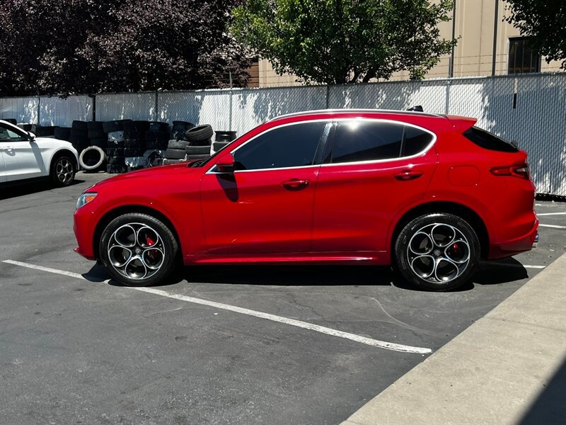 Used 2020 Alfa Romeo Stelvio Ti w/ Active Blind Spot Package AWD/4WD image 4