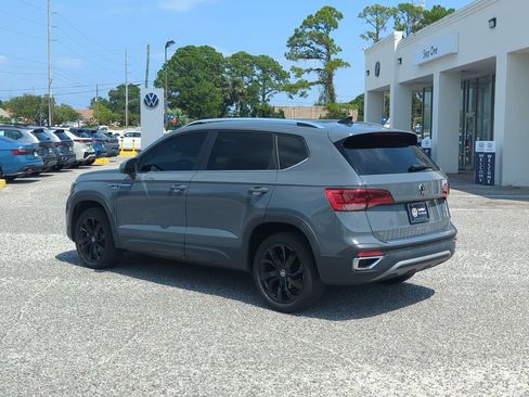Used 2023 Volkswagen Taos SE w/ Panoramic Sunroof Package FWD image 5