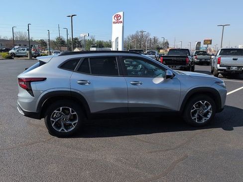 Used 2025 Chevrolet Trax LT w/ LT Convenience Package image 16