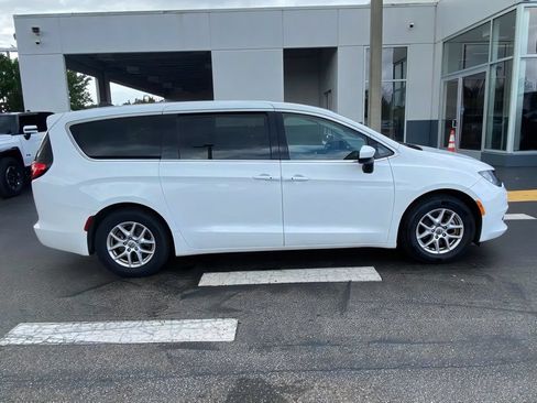 Used 2022 Chrysler Voyager LX FWD image 11