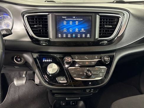 Used 2018 Chrysler Pacifica Touring Plus w/ S Appearance Package FWD image 17