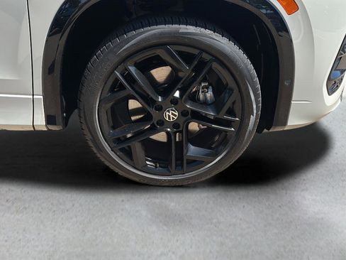 Used 2025 Volkswagen Tiguan SE R-Line AWD/4WD image 9
