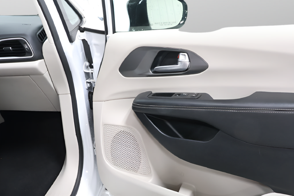 Used 2024 Chrysler Pacifica Touring-L FWD image 30