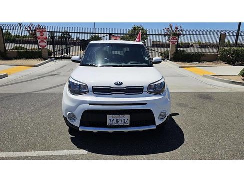 Used 2017 Kia Soul + image 2