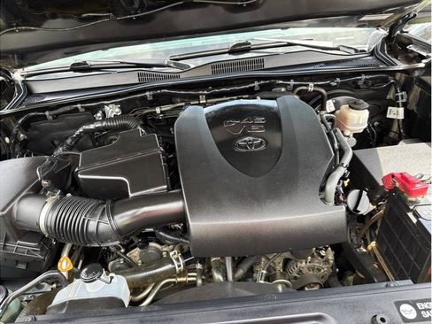 Used 2018 Toyota Tacoma TRD Sport image 33