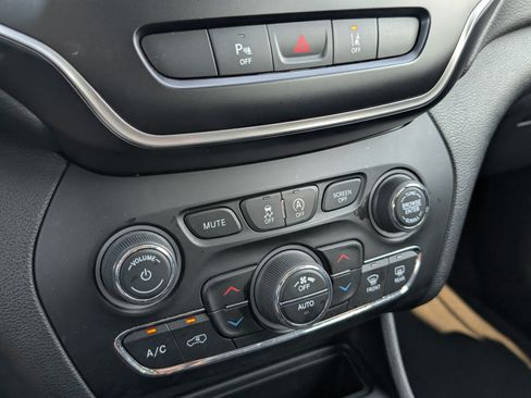 Used 2021 Jeep Cherokee Latitude Lux w/ Sun & Sound Group FWD image 17