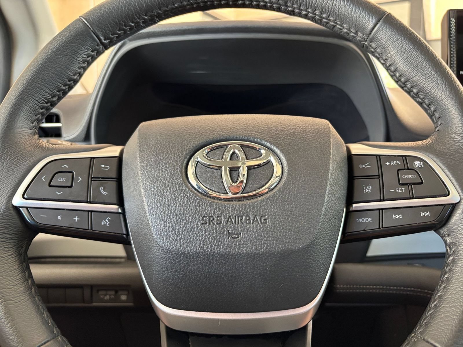 Used 2025 Toyota Sienna XLE FWD image 28