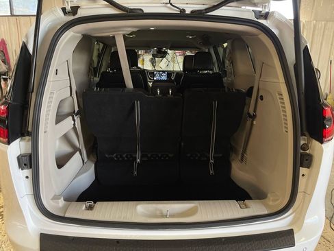Used 2023 Chrysler Pacifica Touring-L FWD image 27