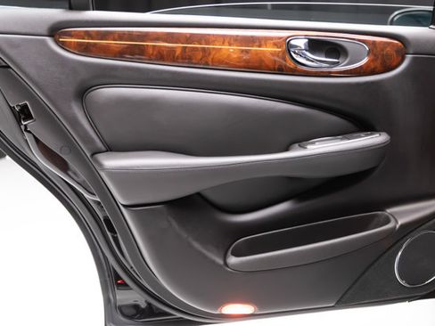 Used 2005 Jaguar XJ8 RWD image 48