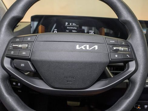 New 2025 Kia K4 LXS image 13