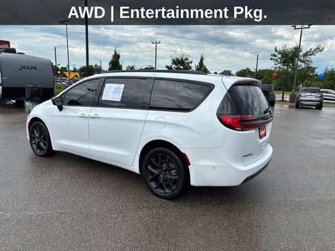 Used 2023 Chrysler Pacifica Limited w/ Uconnect Theater Family Group AWD/4WD image 3
