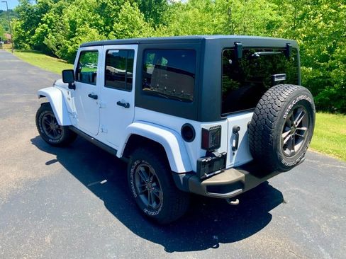 Used 2017 Jeep Wrangler Unlimited Sahara AWD/4WD image 11