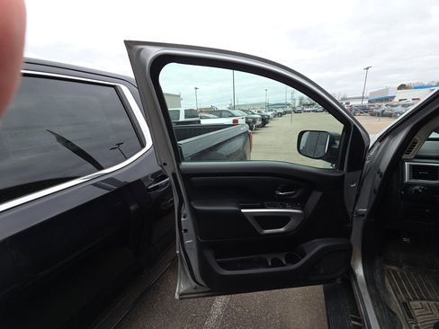 Used 2017 Nissan Titan SV image 7