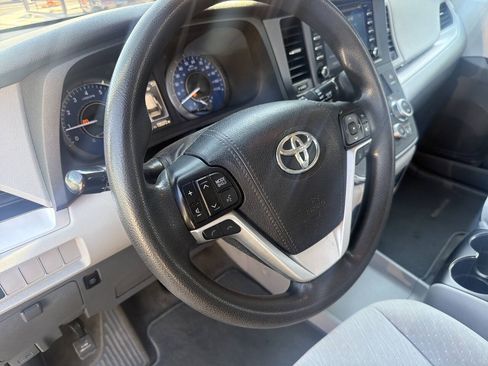 Used 2018 Toyota Sienna LE w/ Carpet Mat Package FWD image 19